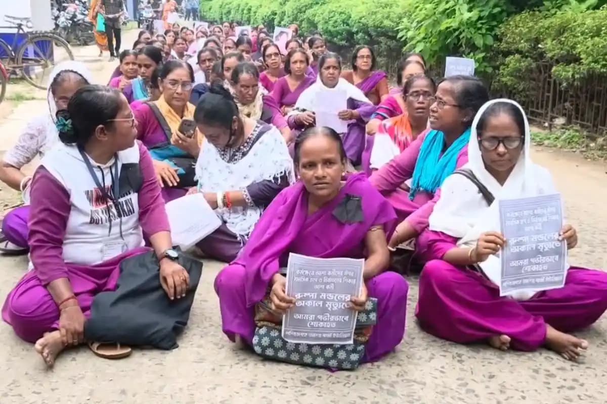 Bankura News: आशा कर्मियों का काला बैज पहनकर प्रदर्शन, चंदना बाउरी के इस्तीफे की मांग