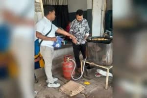 Domestic LPG Black Marketing Petroleum Ministry Investigation: नई दिल्ली में घरेलू गैस सिलेंडर के गलत उपयोग पर केंद्र सरकार ने जांच के दिए निर्देश