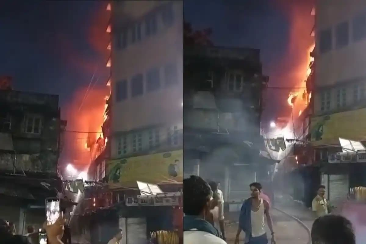 कोलकाता के बड़ाबाजार में प्लास्टिक शीट के गोदाम में लगी आग, चार घंटे बाद आग पर पाया गया काबू