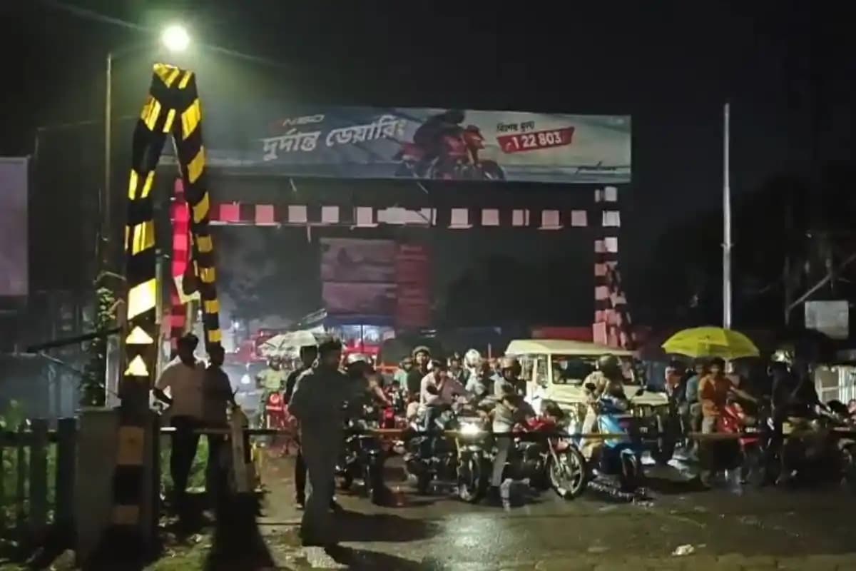 मालदा के मंगलबाड़ी रेल फाटक पर बस की टक्कर से बैरियर टूटा, समय पर कार्रवाई से बड़ा हादसा टला