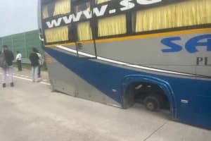 Samruddhi Mahamarg bus wheel accident: समृद्धि महामार्ग पर टला बड़ा हादसा, पुणे से नागपुर जा रही चलती बस का पिछला पहिया निकला