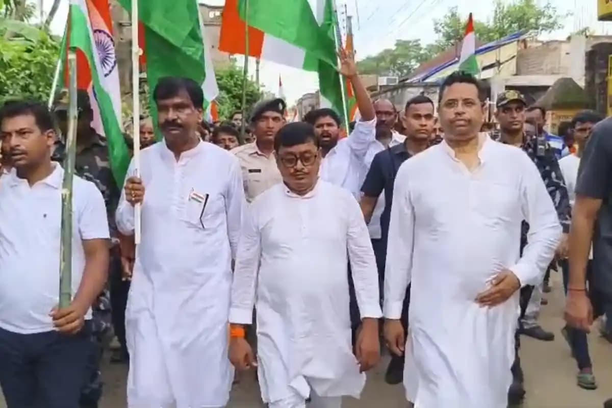 बांकुड़ा के पात्रसायर में हजारों लोगों ने निकाली भव्य तिरंगा यात्रा, सांसद सौमित्र खां सहित कई प्रमुख लोग हुए शामिल