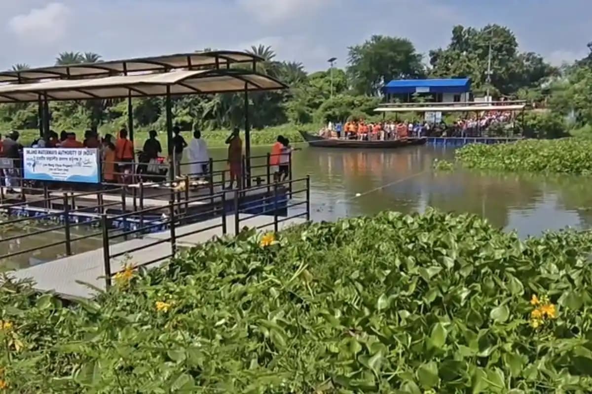 Murshidabad News: फरक्का के जल मार्ग विकास परियोजना की जेटियों पर सुरक्षा की कमी, यात्रियों ने जताई दुर्घटना की आशंका