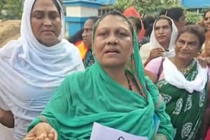 South 24 Parganas Transgender Group Dispute: दक्षिण 24 परगना में किन्नर समूहों के बीच विवाद, थाने के सामने प्रदर्शन कर कार्रवाई की मांग