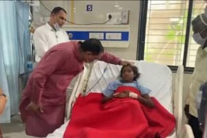 Nagpur snakebite student Deepika Madavi minister hospital visit: सर्पदंश से पीड़ित छात्रा दीपीका मड़ावी से नागपुर मेडिकल में मिले मंत्री अशोक उईके