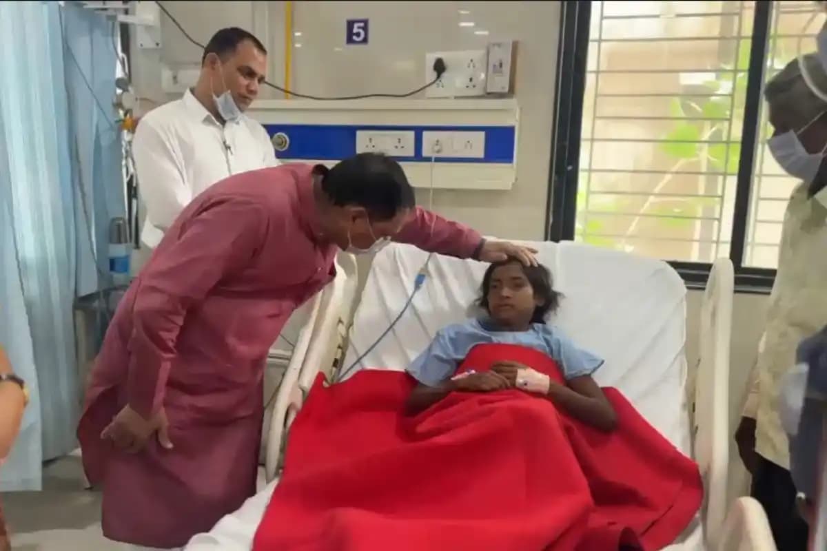 सर्पदंश से पीड़ित छात्रा दीपीका मड़ावी से नागपुर मेडिकल में मिले मंत्री अशोक उईके