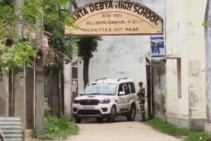 Malda Santa Debya High School closed central forces: केंद्रीय बल के ठहरने से मालदा का स्कूल महीनों से बंद, पढ़ाई और परीक्षा पर असर