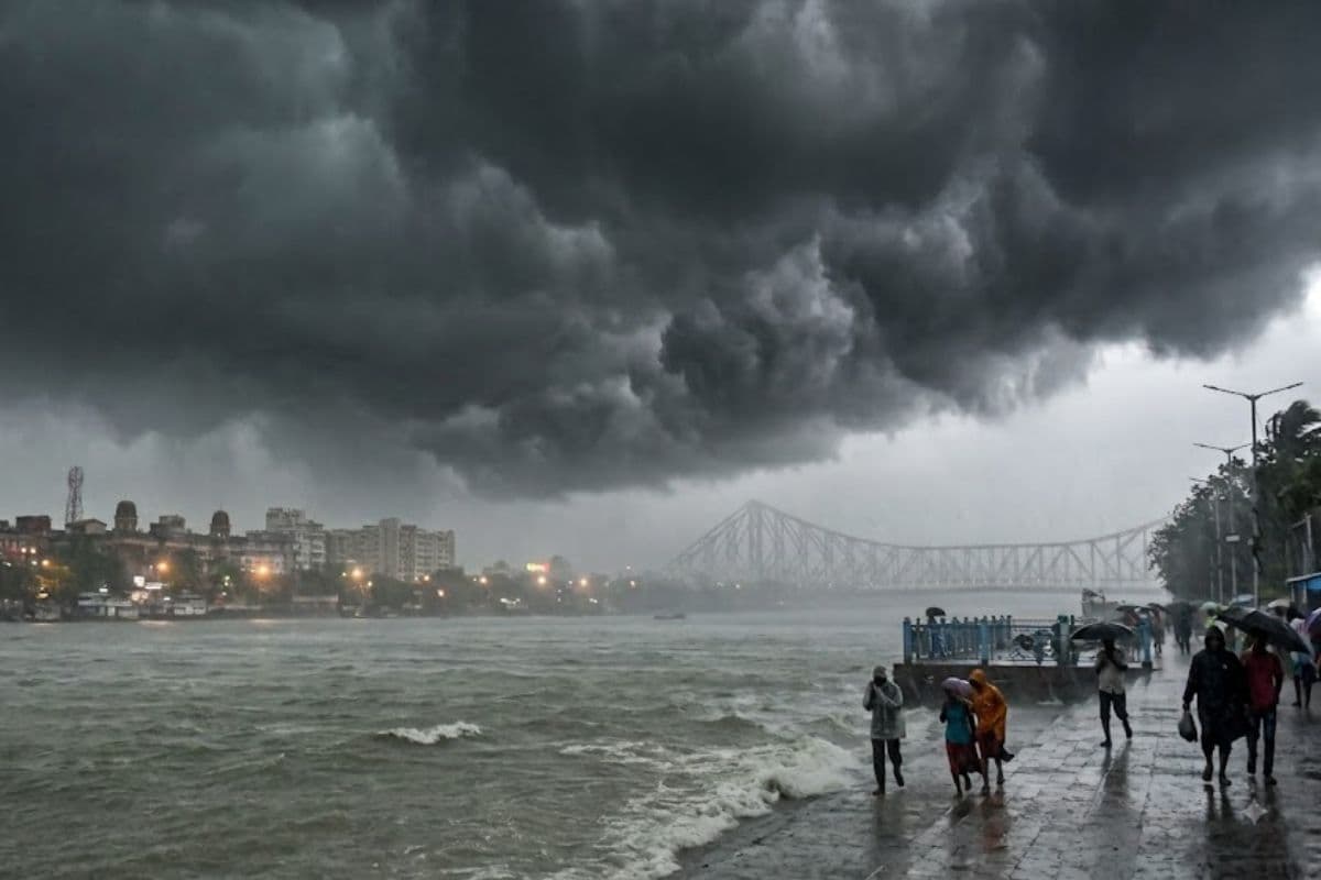 Kolkata Heavy Rainfall Alert: कोलकाता समेत दक्षिण बंगाल में भारी बारिश का रेड अलर्ट