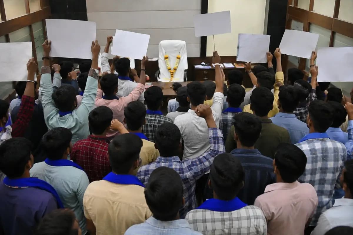 Nagpur News: महाज्योति में विद्यार्थियों की समस्याएं नहीं सुनने पर बसपा का विरोध, खाली कुर्सी पर माला चढ़ाकर जताई नाराजगी
