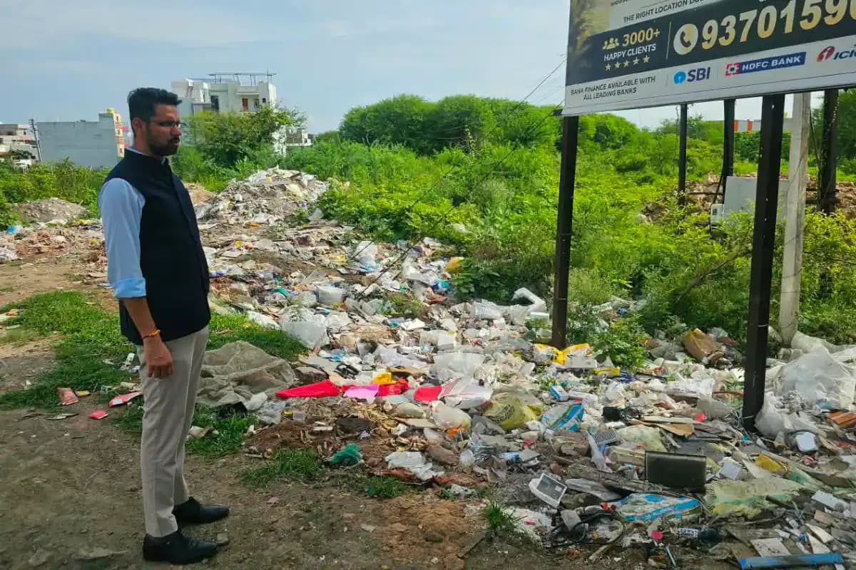 नागपुर के बेसा, बेलतरोड़ी और कुही में जिलाधिकारी कुमार आशीर्वाद ने मोटरसाइकिल से किया घनकचरा प्रबंधन का औचक निरीक्षण