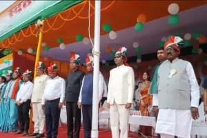 Siwan Independence Day Gandhi Maidan Flag Hoisting: सीवान के गांधी मैदान में शान से लहराया तिरंगा, स्वतंत्रता सेनानी मुंशी सिंह का हुआ सम्मान