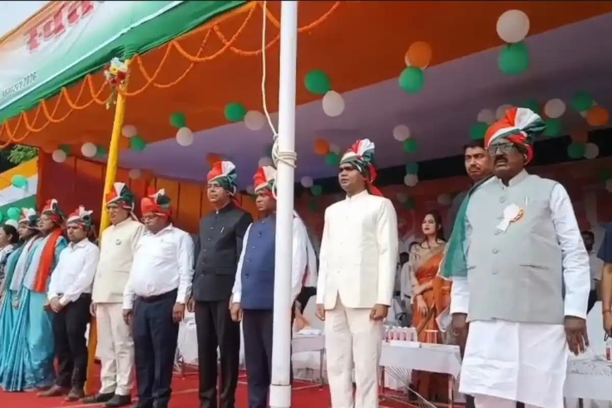सीवान के गांधी मैदान में शान से लहराया तिरंगा, स्वतंत्रता सेनानी मुंशी सिंह का हुआ सम्मान