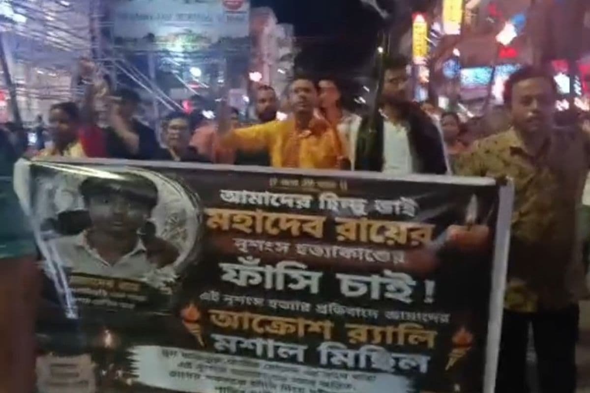 Jalpaiguri Student Murder: छात्र महादेव रॉय की हत्या के विरोध में हंगामा, कोतवाली क्रॉसिंग पर झड़प और तनाव