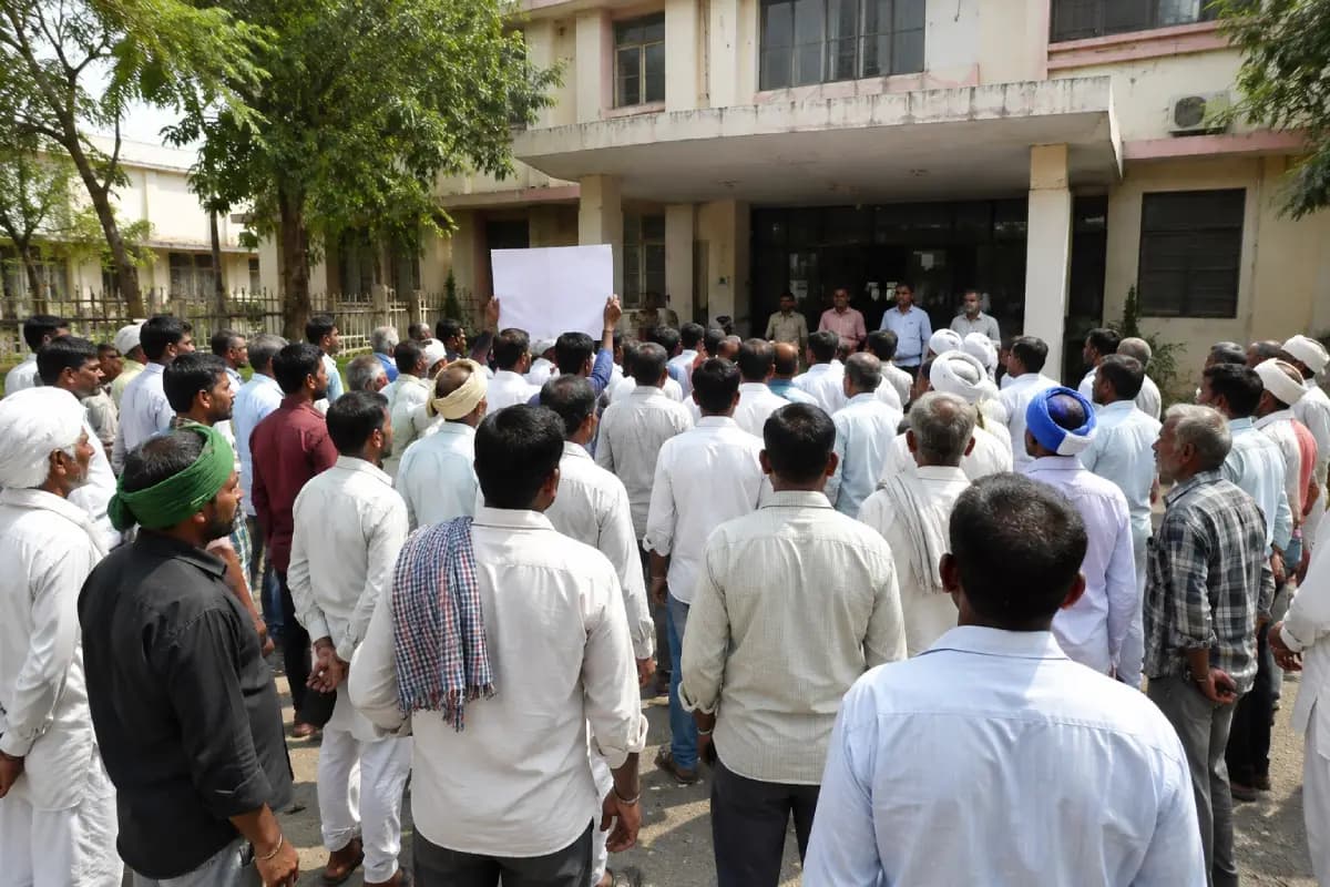 सावनेर के किसानों का जमीन अधिग्रहण के खिलाफ जिलाधिकारी कार्यालय पर मोर्चा, 7 हजार हेक्टेयर कृषि भूमि को लेकर विरोध