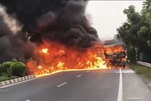 Gazole National Highway Lorry Fire: गाजोल में राष्ट्रीय राजमार्ग पर चलते लोरी में लगी भीषण आग, डेढ़ घंटे बाद पहुंची दमकल