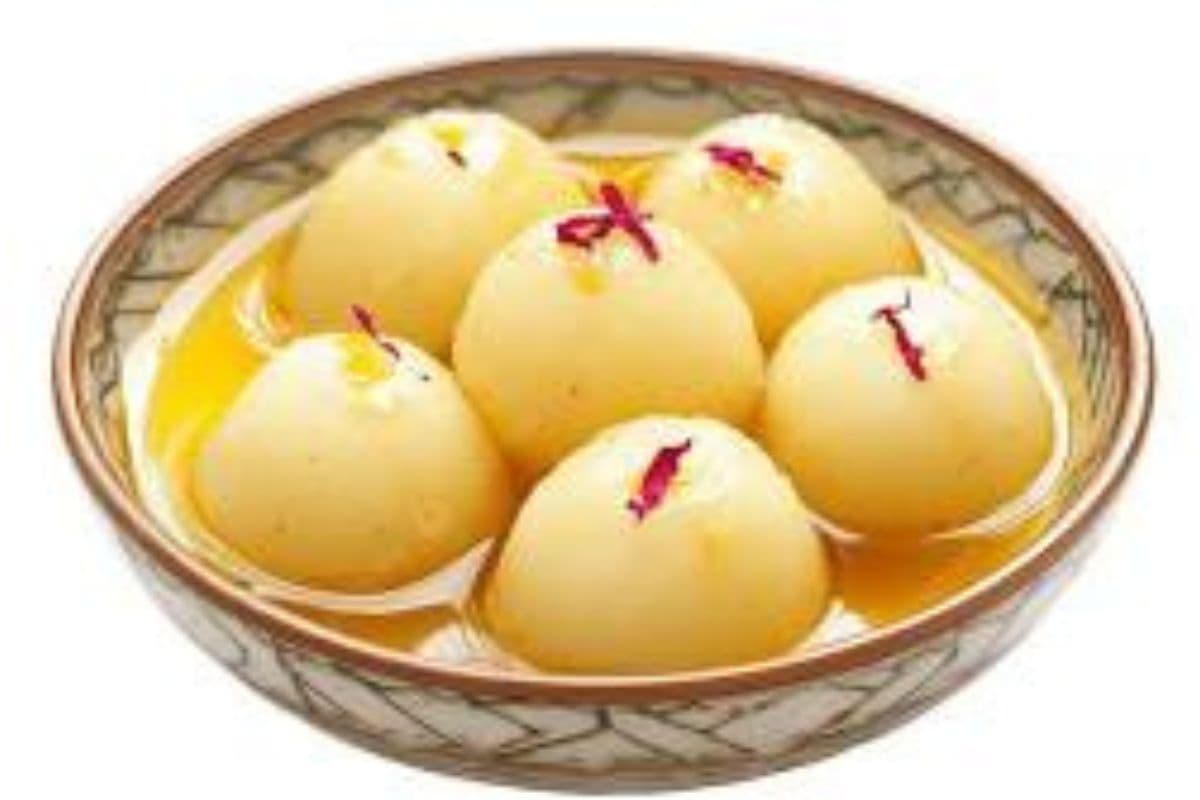 Instant Rasgulla Recipe: मुंह में घुल जाने वाले स्वादिष्ट रसगुल्ले बनाने का सबसे आसान तरीका