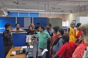 Murshidabad Jangipur Annapurna Yojana Women Protest: जंगीपुर नगर पालिका में अन्नपूर्णा योजना का पैसा नहीं मिलने पर महिलाओं का प्रदर्शन, पुलिस ने संभाली स्थिति