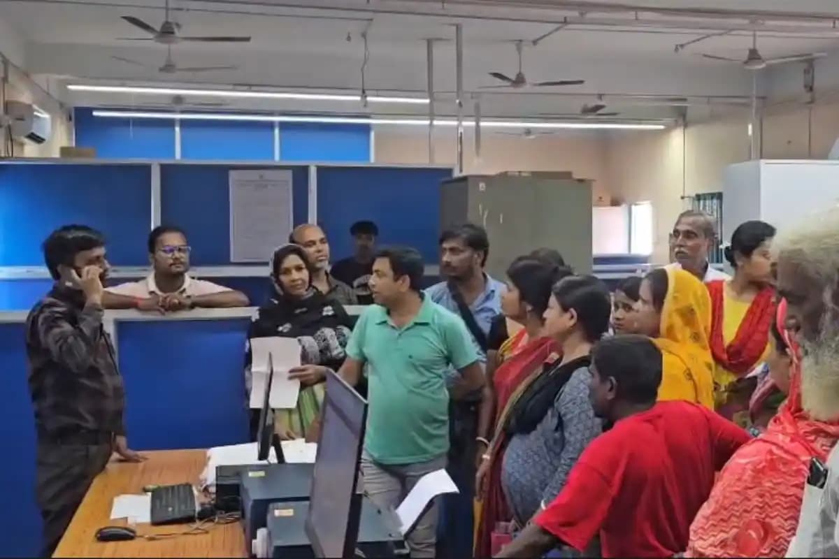 Murshidabad News: जंगीपुर नगर पालिका में अन्नपूर्णा योजना का पैसा नहीं मिलने पर महिलाओं का प्रदर्शन, पुलिस ने संभाली स्थिति
