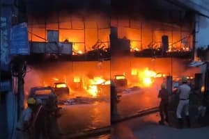 Kolkata Airport Car Showroom Fire 30 Cars Burnt: कोलकाता विमानबंदर के पास कार शोरूम में भीषण आग, करीब 30 गाड़ियां जलकर राख