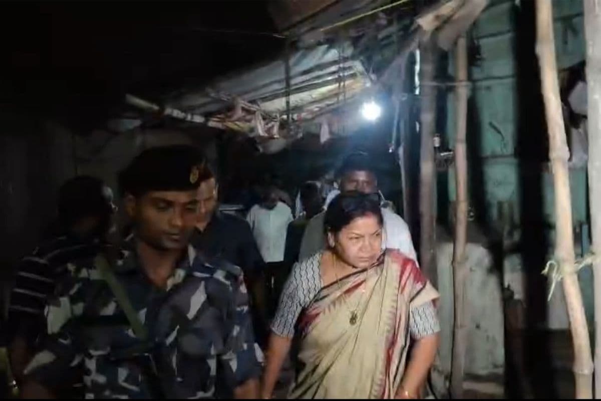 Kolkata Building Collapse: मानिकतला में जर्जर दो मंजिला मकान का हिस्सा ढहा, मचा हड़कंप