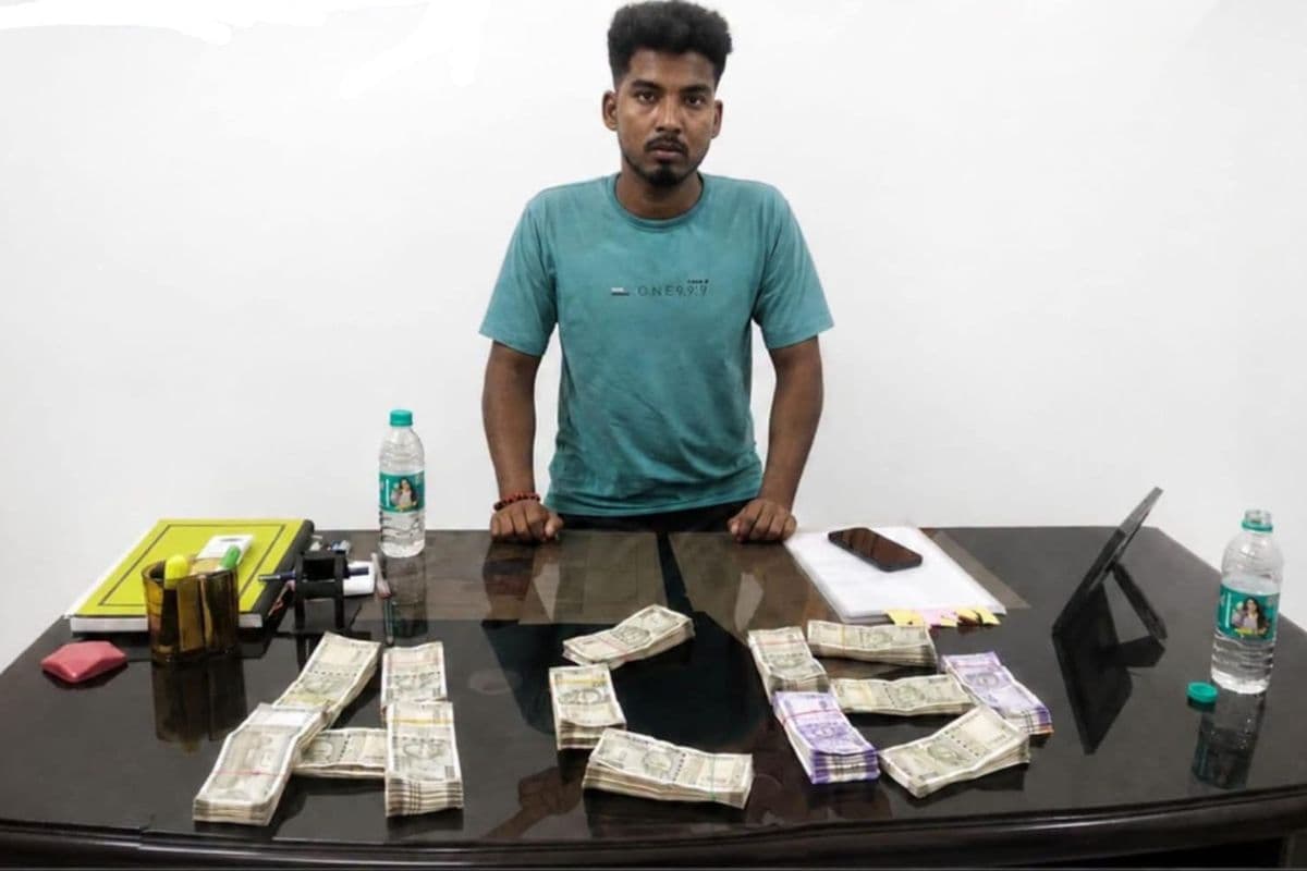 West Bengal News: बालू सिंडिकेट से मंथली वसूलते झाड़ग्राम का कांस्टेबल गिरफ्तार, 5.70 लाख बरामद
