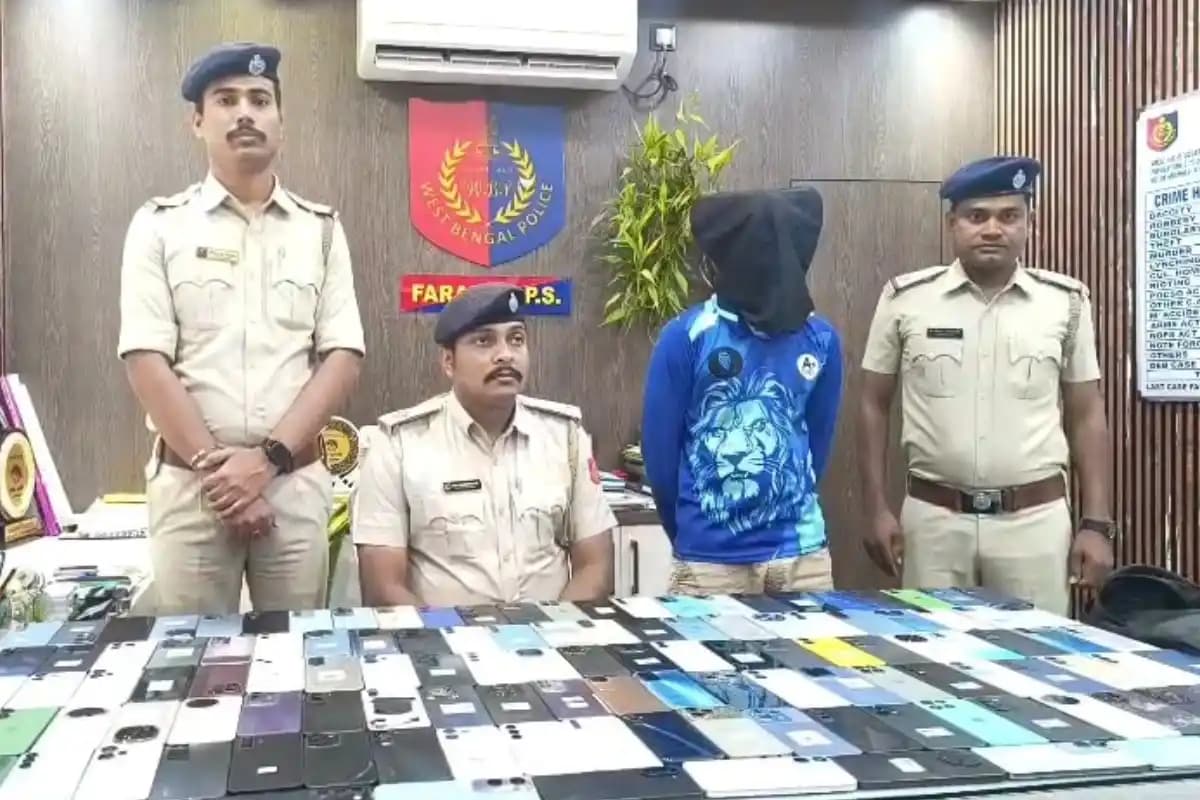 मुर्शिदाबाद के फरक्का में 133 एंड्रॉयड मोबाइल बरामद, बांग्लादेश भेजने से पहले युवक गिरफ्तार