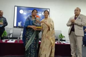 Varsha Aglawe first woman Director General GSI Nagpur: नागपुर विश्वविद्यालय में वर्षा आगलावे का सम्मान, छात्रों से कहा आत्मविश्वास के साथ आगे बढ़कर सफलता हासिल करें