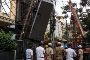 Kolkata Camac Street police attack billboard removal: कोलकाता के कैमक स्ट्रीट में पुलिस पर हमले का आरोप, सरकारी वॉकी-टॉकी छीनने पर मामला दर्ज