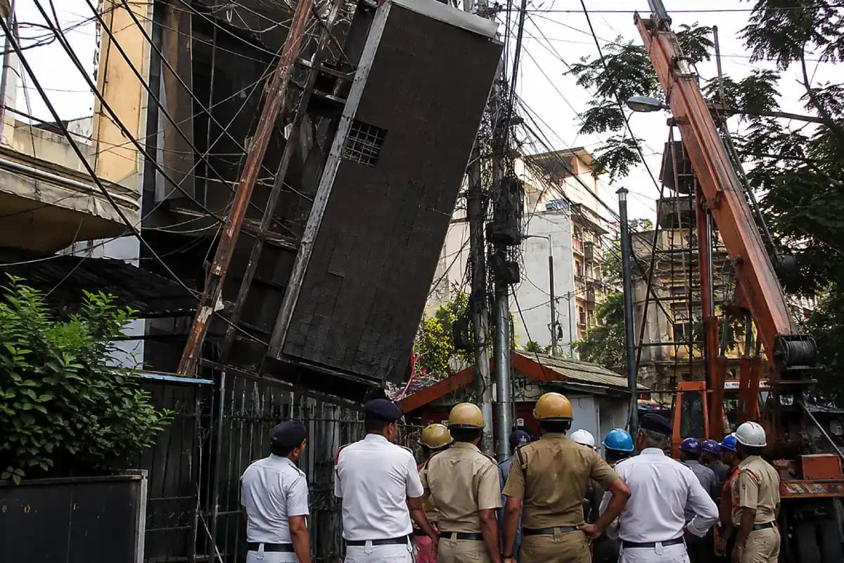 कोलकाता के कैमक स्ट्रीट में पुलिस पर हमले का आरोप, सरकारी वॉकी-टॉकी छीनने पर मामला दर्ज