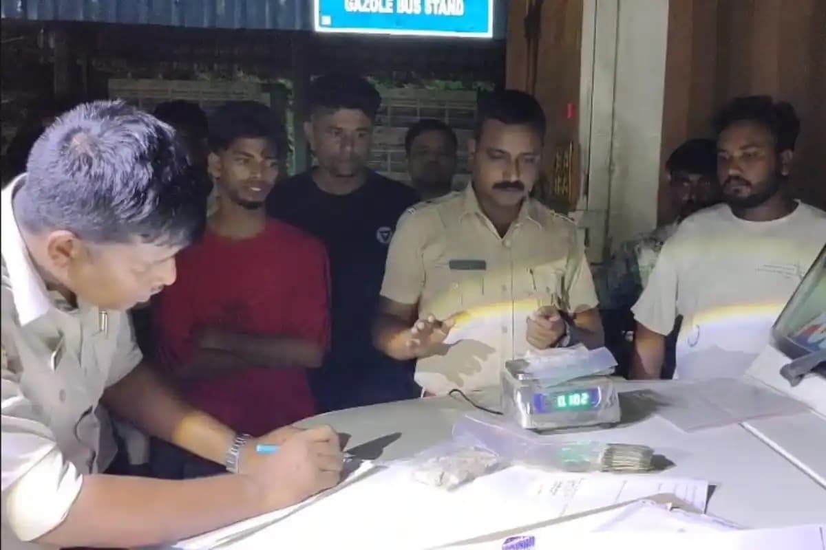 मालदा के गाजोल में पुलिस की बड़ी कार्रवाई, 350 ग्राम ब्राउन शुगर और 20 हजार रुपये बरामद, तीन गिरफ्तार