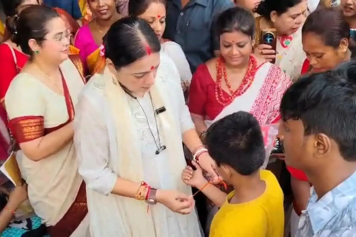 कोलकाता के गरियाहाट में रक्षा बंधन उत्सव, अग्निमित्रा पाल ने राहगीरों और फुटपाथ पर रहने वाले बच्चों को बांधी राखी