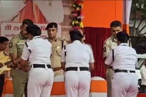 Kolkata Police Raksha Bandhan Lalbazar: कोलकाता पुलिस ने लालबाजार में मनाया राखी बंधन उत्सव, प्रेम और भाईचारे का दिया संदेश
