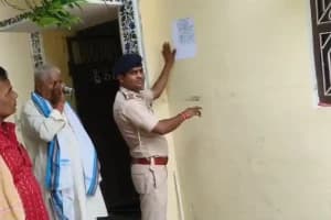 Siwan Pushpendra Pandey Liquor Arms Case Absconding Notice: सीवान में फरार पुष्पेंद्र पांडेय के घर चिपका इश्तेहार, 2020 से शराब और हथियार मामले में है फरार
