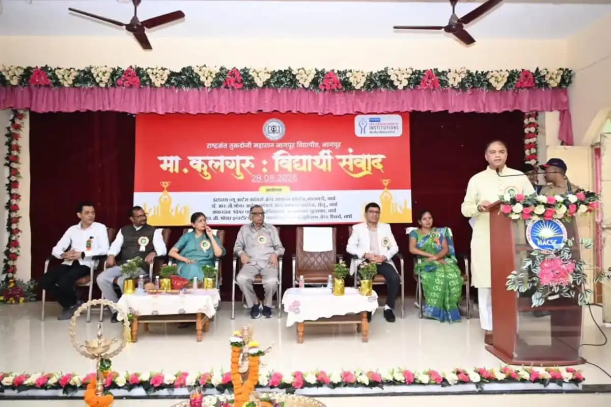 वर्धा में विद्यार्थियों से कुलगुरु डॉ. मनाली क्षीरसागर का संवाद, कहा- केवल अंक और डिग्री से नहीं मिलती सफलता