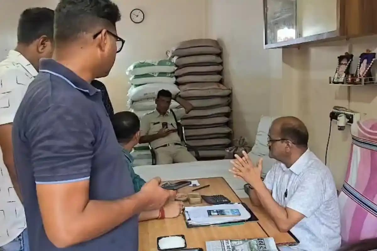 पश्चिम बर्धमान जिले के रानीगंज में चीनी की कीमत 70 रुपये तक पहुंची, कालाबाजारी रोकने के लिए गोदामों पर प्रशासन की छापेमारी