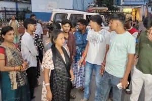 Kolkata Shooting: कोलकाता के नॉर्थ पोर्ट थाना क्षेत्र में पारिवारिक विवाद के चलते एक व्यक्ति को गोली मारी गई। गंभीर हालत में अस्पताल में भर्ती आरोपी की तलाश जारी।