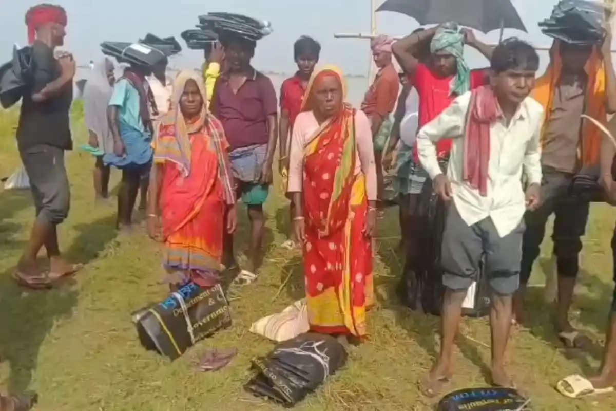 मालदा के मानिकचक में सरकारी तिरपाल के बदले पैसे लेने का आरोप, सोशल मीडिया पर वीडियो वायरल