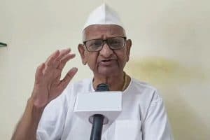 Anna Hazare Health Update: सामाजिक कार्यकर्ता अन्ना हजारे की तबीयत बिगड़ने के बाद मुंबई के बॉम्बे अस्पताल के आईसीयू में भर्ती कराया गया है। जानिए उनके स्वास्थ्य से जुड़ी ताजा अपडेट।