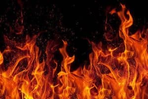 Savner Fire News: नागपुर जिले के सावनेर में दादाजी मंदिर परिसर के एक घर में अचानक आग लग गई। नगर परिषद और पुलिस की तत्परता से बड़ा हादसा टला।