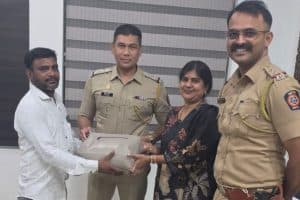 Nagpur Auto Driver Honesty: नागपुर के लकड़गंज इलाके में शासकीय शिक्षिका की खोई हुई बैग में नकदी और सोने के गहने थे। ऑटो चालक सचिन निखारे ने थाने पहुंचकर पूरा सामान सुरक्षित सौंपा।