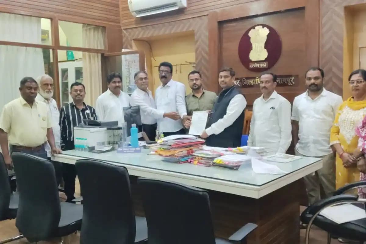 नागपुर में किसानों की मांगों को लेकर जिलाधिकारी को ज्ञापन, फसल नुकसान की भरपाई और कर्जमाफी की उठी मांग