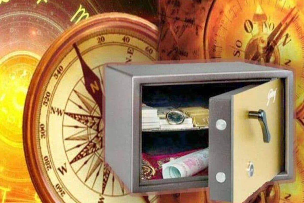 Vastu Tips: घर में तिजोरी रखते समय न करें ये गलती, वरना नहीं टिकेगा पैसा