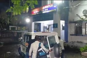 Panihati Chairman Somnath De Khardah Police Station: बेंगलुरु में चिकित्सकीय जांच के बाद पानीहाटी के अध्यक्ष सोमनाथ दे को खड़दा थाने लाई पुलिस
