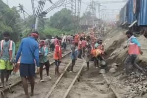 Murshidabad New Farakka railway line landslide repair: मुर्शिदाबाद के न्यू फरक्का स्टेशन के पास रेल पटरी की जमीन धंसी, 24 घंटे बाद भी मरम्मत जारी