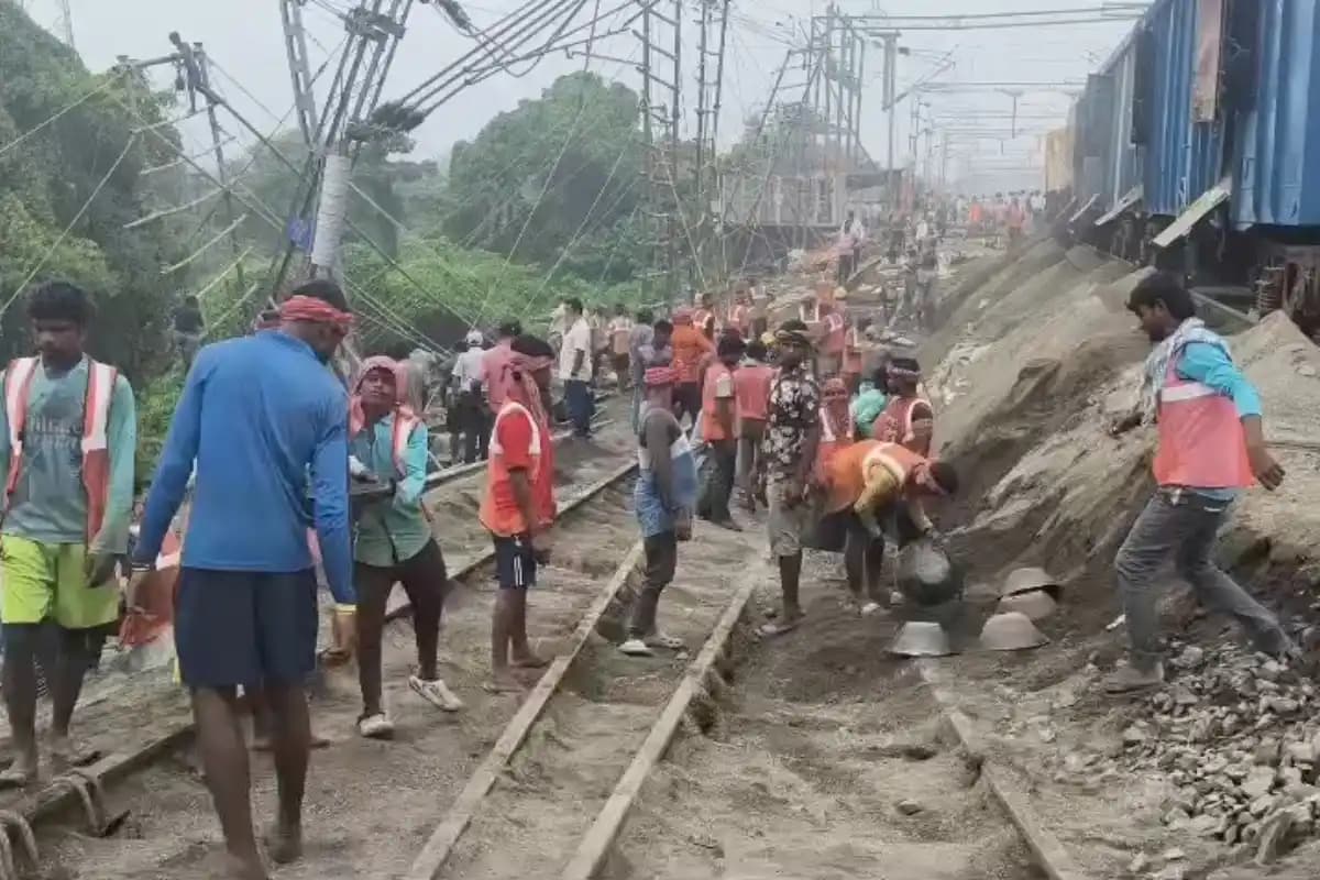 मुर्शिदाबाद के न्यू फरक्का स्टेशन के पास रेल पटरी की जमीन धंसी, 24 घंटे बाद भी मरम्मत जारी