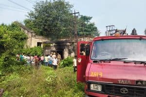 ECL transformer fire Asansol: आसनसोल नगर निगम के वार्ड 3 में ईसीएल के ट्रांसफॉर्मर में आग लगने से बिजली गुल। परिहारपुर और बांकाशिमूलिया समेत कई इलाके प्रभावित।