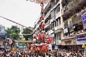 Mumbai Dahi Handi Accident: मुंबई के मालाड में दही हांडी उत्सव के दौरान ईंटों का खंभा गिरने से 7 साल के बच्चे की दर्दनाक मौत, हादसे में 32 घायल। पढ़ें पूरी खबर और सुरक्षा से जुड़ी अहम जानकारी।