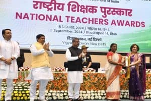 National Teachers Award: शिक्षक दिवस पर राष्ट्रपति ने देश के 82 शिक्षकों को राष्ट्रीय शिक्षक पुरस्कार से सम्मानित किया, जिसमें महाराष्ट्र के 9 शिक्षक शामिल हैं। जानें पूरी खबर और पुरस्कार से जुड़ी खास बातें।
