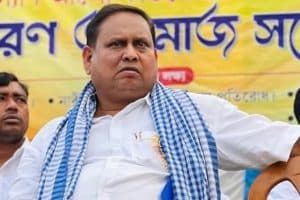 TMC Office Clash Humayun Kabir: कोलकाता पुलिस ने टीएमसी कार्यालय में होर्डिंग हटाने को लेकर हुई हाथापाई के मामले में पूर्व विधायक हुमायूं कबीर को समन जारी किया। जानें क्या है पूरा विवाद।