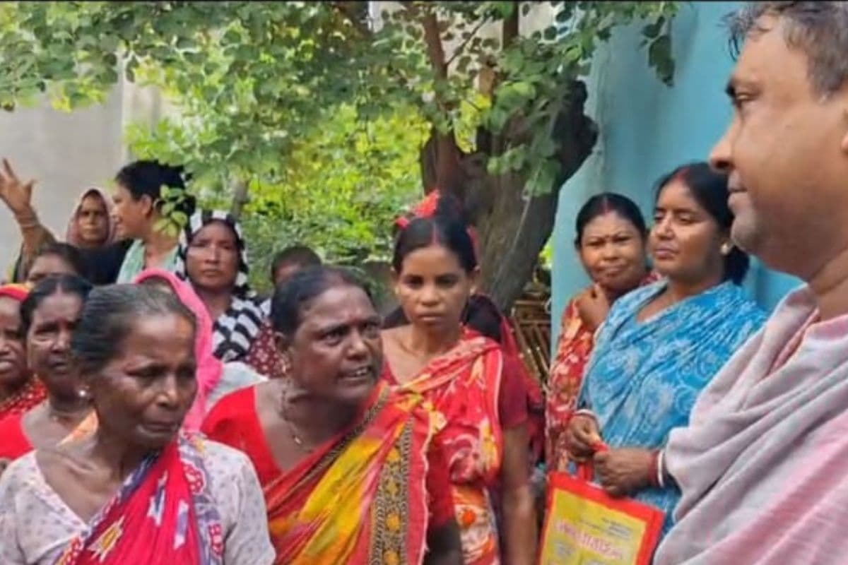 दुर्गापुर में टीएमसी नेता पर भारी पड़ा भ्रष्टाचार, गुस्साए ग्रामीणों ने घर घेरकर बरसाए अंडे